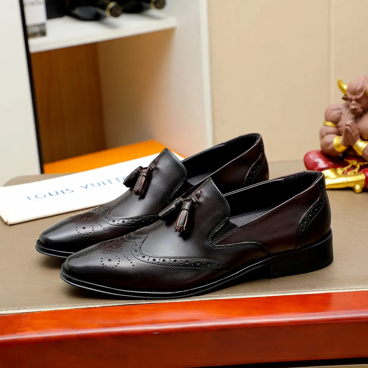 Men's shoes 💰560 💰 Louis Vuitton LV ® Autumn and Winter 🆕 models 🔛Full shoe counter First layer cowhide, 🐂Leather lined casual shoes for men, super soft outsole, a must-have for driving. Counter synchronization Original first layer cowhide Completely 1:1 mold customization 🌹Top version, 2 colors available! Number: 38-45 (37.46. Customized)